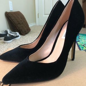 NEW Steve Madden black pumps